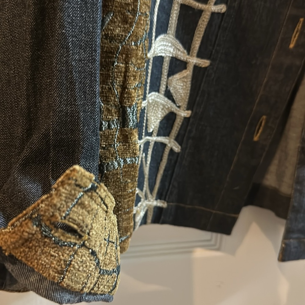 Creative and statement jacket. - Picture 4 of 8